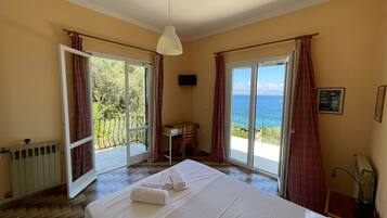 2 bedrooms, desk, iron/ironing board, travel crib