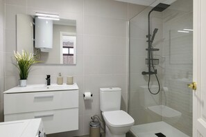 Shower, hair dryer, towels, soap - Los Molinos Seascape (Costa Teguise (Las Palmas))
