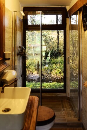 デラックス バンガロー | バスルーム | ヘアドライヤー、バスローブ、スリッパ、タオル