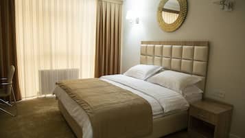 Deluxe Double Room | In-room safe, desk, soundproofing, iron/ironing board