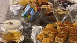Ein Buffet mit verschiedenen Speisen und Behältern.
