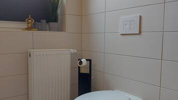 SĂšche-cheveux, serviettes fournies, savon, papier toilette