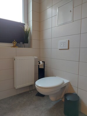 Sèche-cheveux, serviettes fournies, savon, papier toilette