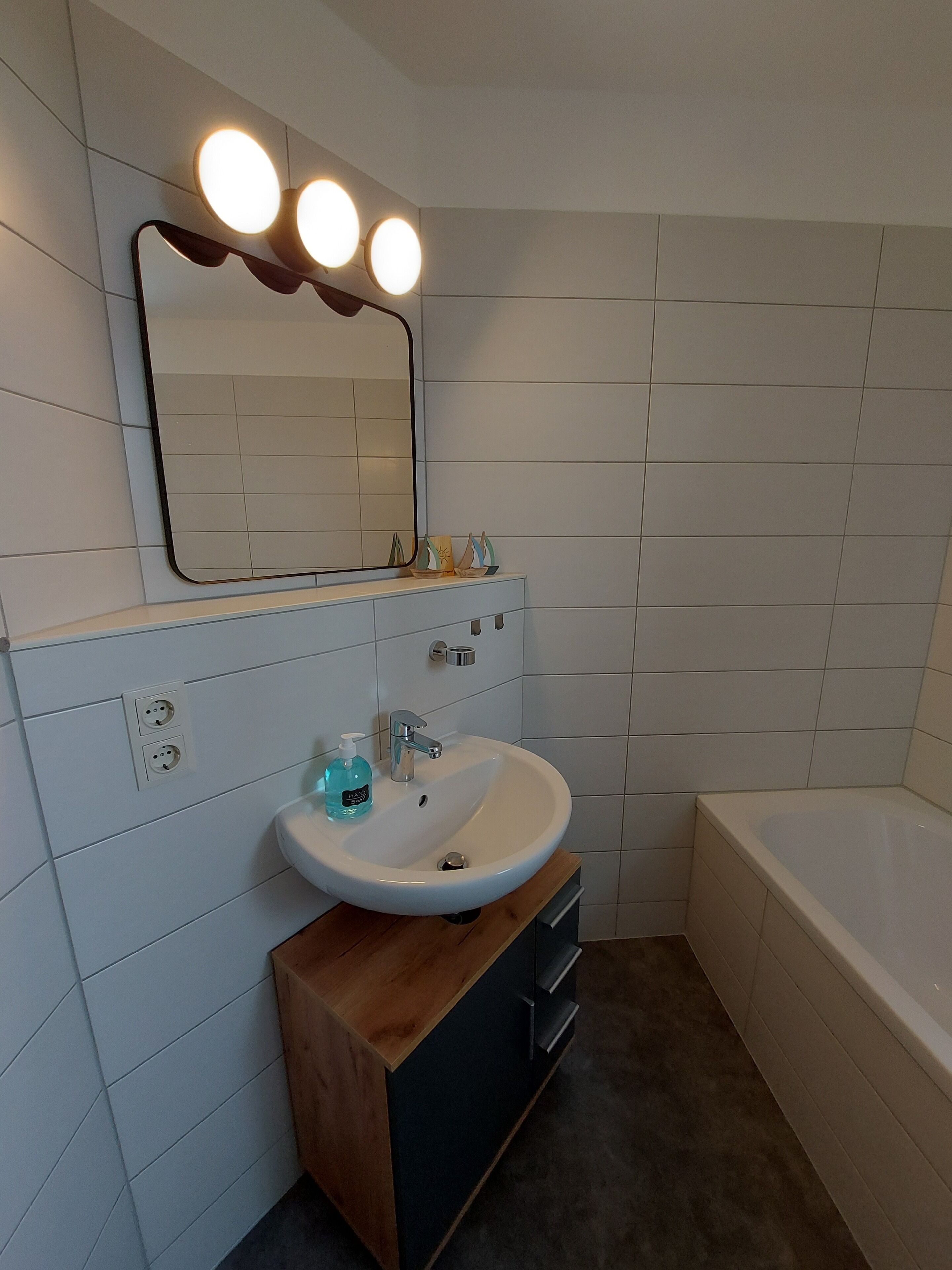 Sèche-cheveux, serviettes fournies, savon, papier toilette