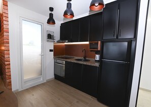 Frigorifero, microonde, forno, piano cottura