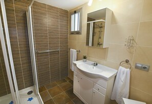 Bathtub, towels