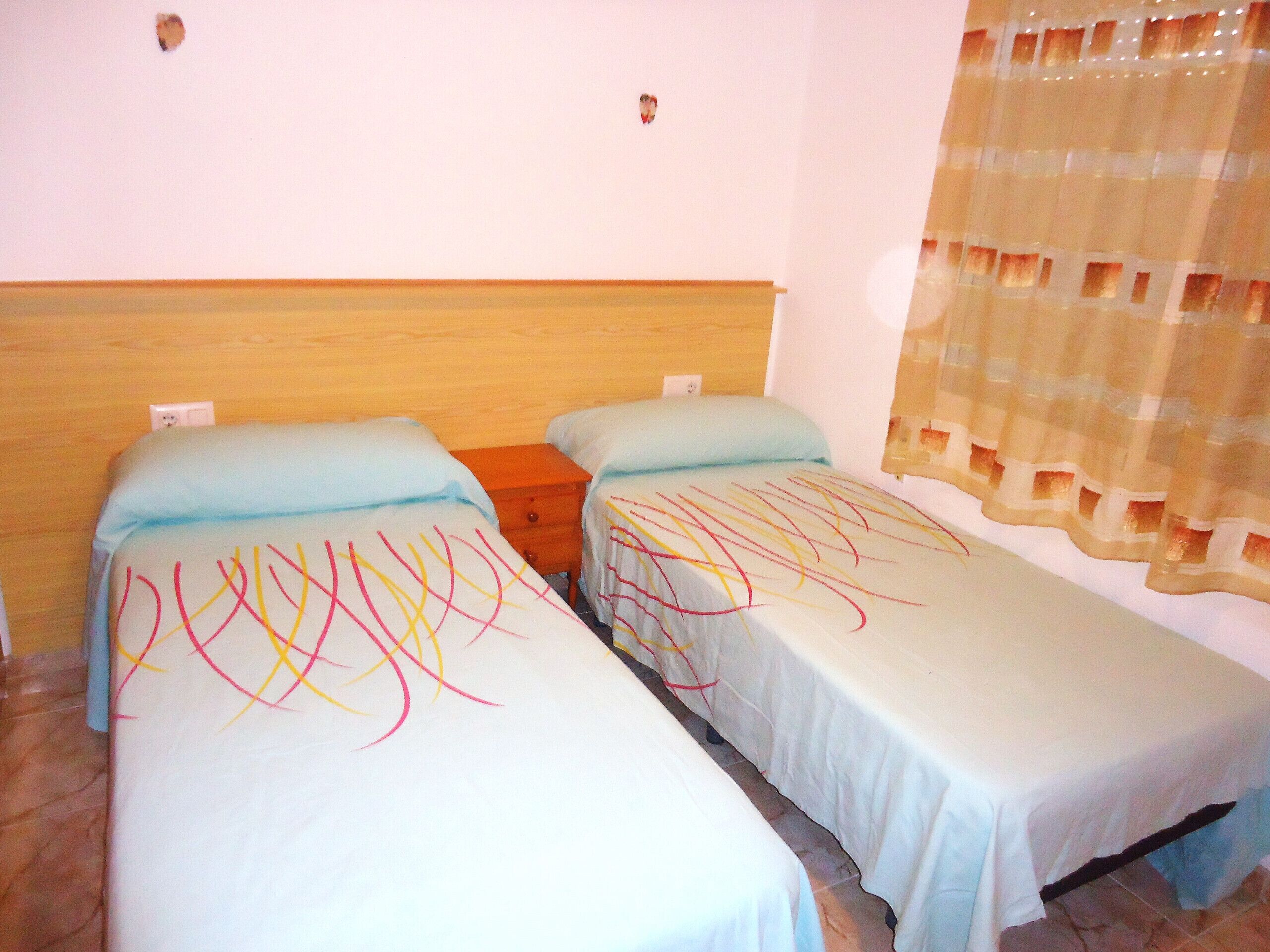 1 dormitorio, tabla de planchar con plancha, ropa de cama