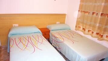 1 slaapkamer, een strijkplank/strijkijzer, beddengoed