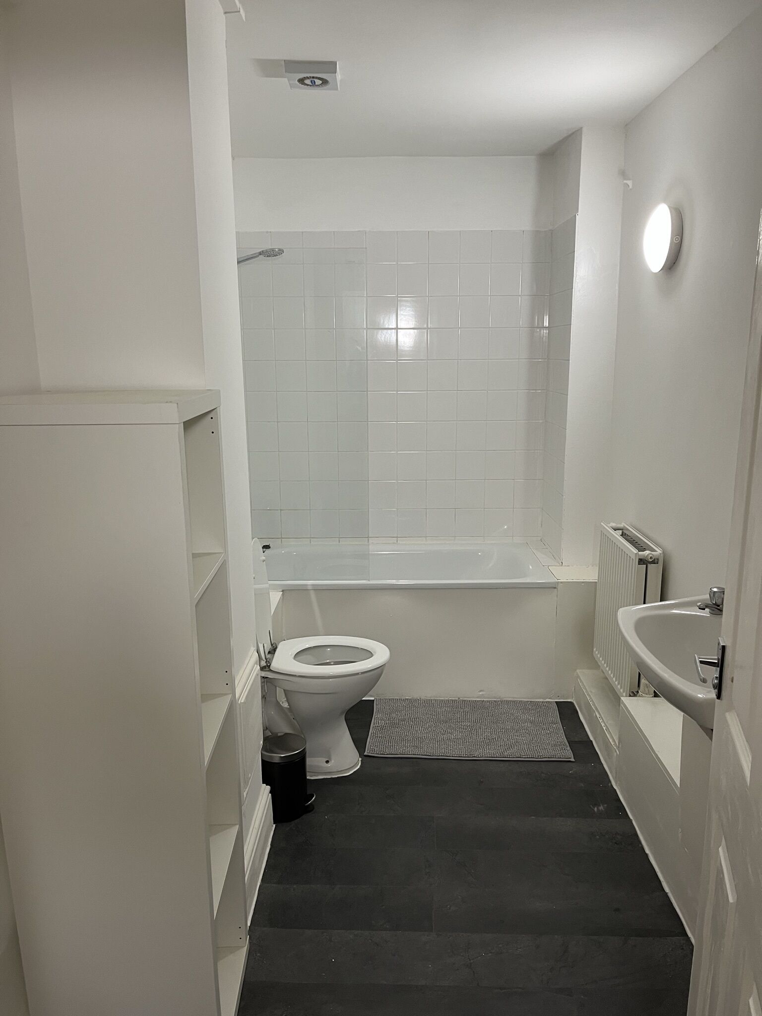 Un baño pequeño con inodoro, bañera y lavamanos.