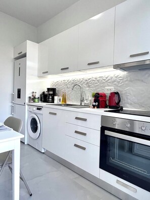 Refrigerador, horno, parrilla de estufa y lavavajillas 