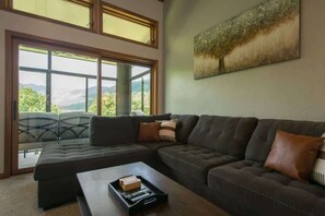 TV, fireplace, video games, books - 3BR w/Sunroom | Close to Ski+Trails+Views+Free Tix (Maggie Valley)