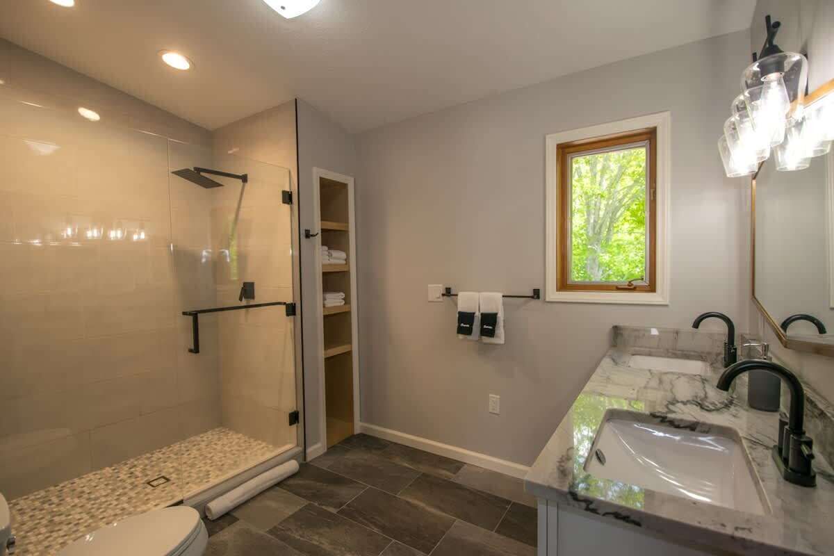 Combined shower/bathtub, hair dryer, towels