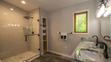 Combined shower/bathtub, hair dryer, towels