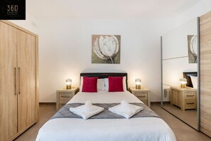 2 室のベッドルーム、デスク、アイロン / アイロン台、旅行用ベビーベッド