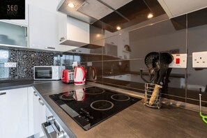 Kühlschrank, Mikrowelle, Ofen, Herdplatte