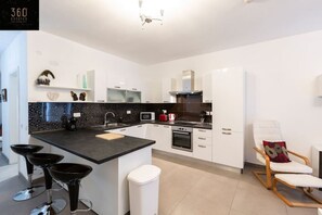 Fridge, microwave, oven, stovetop - A charming, relaxing 2BR Home in St Julians w/WIFI (St. Julian`s)