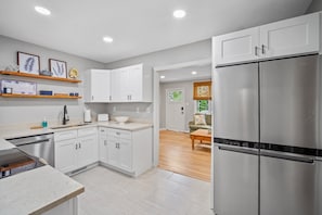Fridge, microwave, oven, stovetop - "Oystercatcher" Great location in Pigeon Point. Walk/bike to historic downtown (Beaufort)