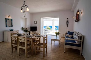 Dining - Golden View Villa in Golden Beach With Private Swimming Pool (Paros)