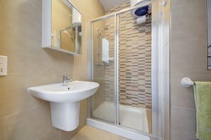 Shower, towels - 2 bedroom Apartment in Sliema (Tas-Sliema)