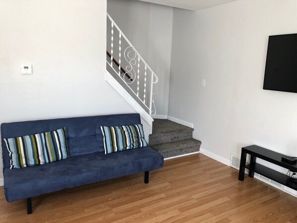 Living area - Unit 7 - Enjoyable 2-bedroom condo with AC in beautiful Rockford (Rockford)