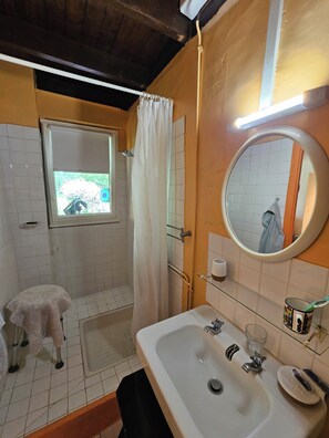 Shower, towels, soap, toilet paper - Beautiful residence near Étretat! Ideal for large families  (CUVERVILLE)