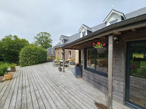 Outdoor dining - Beautiful residence near Étretat! Ideal for large families  (CUVERVILLE)