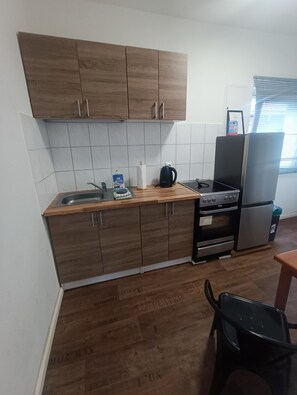 Horno, parrilla de estufa, utensilios de cocina y condimentos