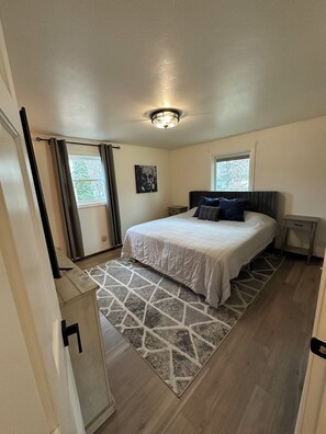 3 bedrooms, free WiFi, bed sheets - 1 mile from Lambeau, fenced in yard, EASY ACCESS!! This home is 3 room & 2 bath! (Green Bay)