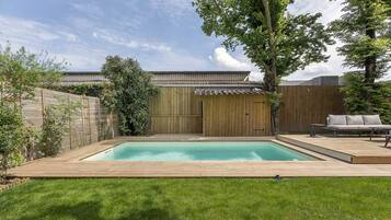 Een verwarmd zwembad