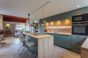 Fridge, microwave, oven, dishwasher