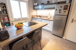 Réfrigérateur, micro-ondes, four, plaque de cuisson