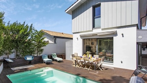 A modern house with a swimming pool, outdoor furniture, and a patio area. - Villa Miarritze - Welkeys (Biarritz)