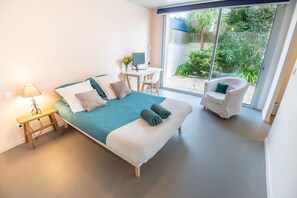 5 bedrooms, desk, iron/ironing board, travel crib