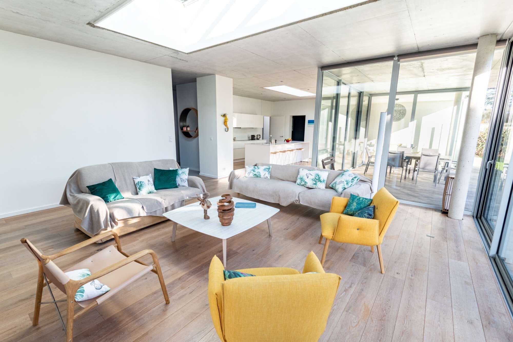 TV connectée, livres, écrans d'ordinateur