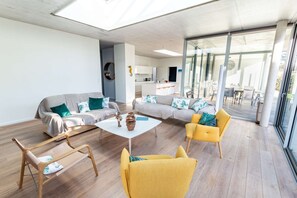 Una Smart TV, libros, una pantalla de ordenador