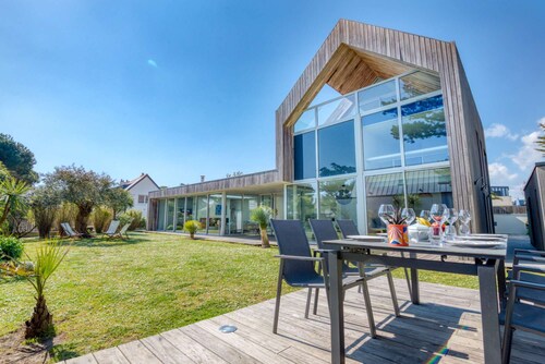 Villa d'architecte, bord de plage, grand jardin par Groom*