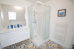 Badekar, hårføner, håndklær og såpe