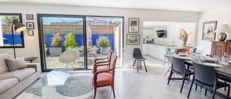 Tv, dvd-spelare och böcker