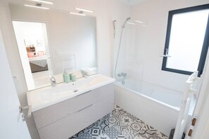 Badewanne, Haartrockner, Handtücher, Seife
