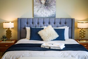 Escritorio, tabla de planchar con plancha, wifi gratis y ropa de cama 