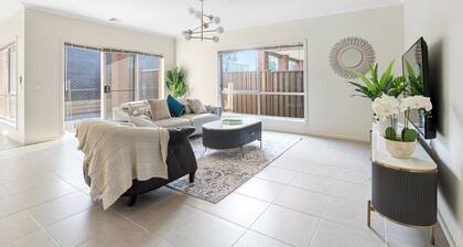 Broadstone PC 9-bed 5-bathroom Luxe Family House Double Storey