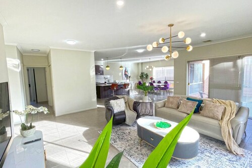 Broadstone PC 9-bed 5-bathroom Luxe Family House Double Storey