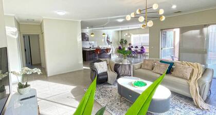 Broadstone PC 9-bed 5-bathroom Luxe Family House Double Storey