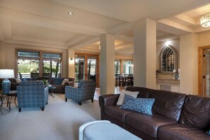 TV, fireplace, offices - Love on Lilac Lake, Private Dock and Lake Access (Kalispell)
