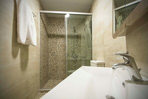 Dusche, Haartrockner, Handtücher, Seife