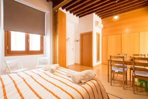 1 habitación, tabla de planchar con plancha, wifi gratis y ropa de cama 