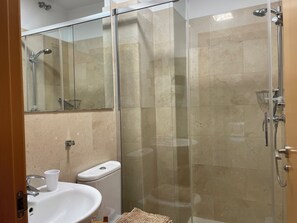 Dusche, Haartrockner, Handtücher, Seife