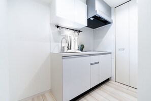 Apartamento, 1 cama de matrimonio | Cocina básica privada | Frigorífico grande, microondas, placa de cocina y arrocera