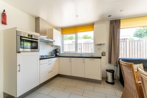 Fridge, microwave, stovetop, dishwasher - Holiday home in Baarland with garden (Baarland)