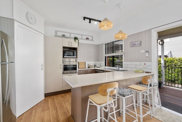 Frigorífic, microones, forn i placa de cuina 